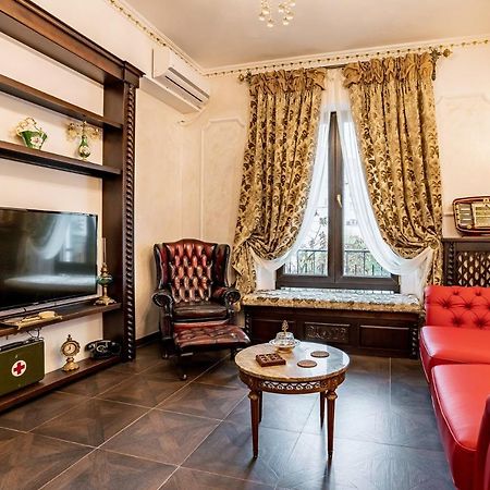 Private Museum Apartment With Antique Decor Bukares Bagian luar foto