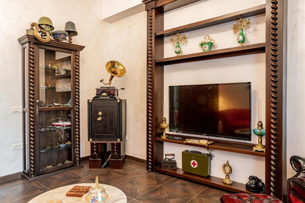Private Museum Apartment With Antique Decor Bukares Bagian luar foto
