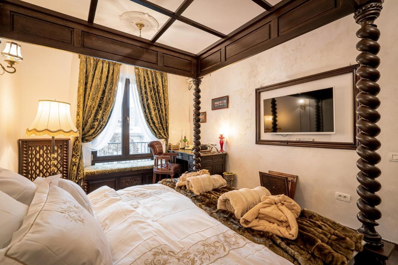 Private Museum Apartment With Antique Decor Bukares Bagian luar foto