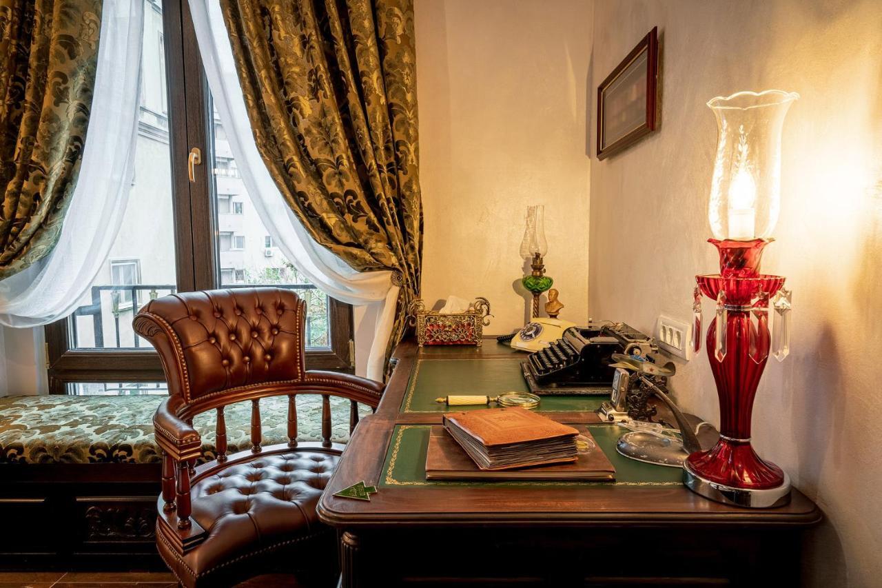 Private Museum Apartment With Antique Decor Bukares Bagian luar foto