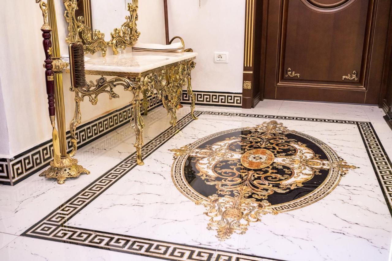 Private Museum Apartment With Antique Decor Bukares Bagian luar foto