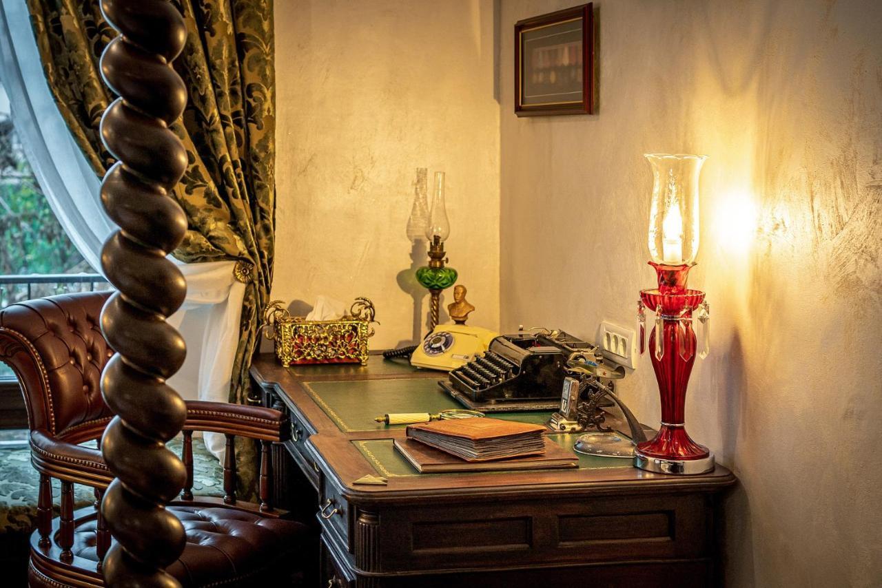 Private Museum Apartment With Antique Decor Bukares Bagian luar foto