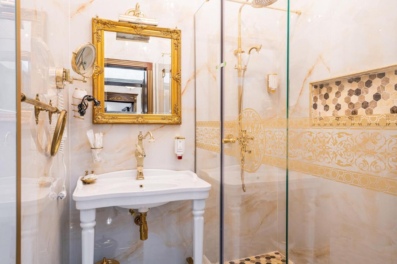 Private Museum Apartment With Antique Decor Bukares Bagian luar foto