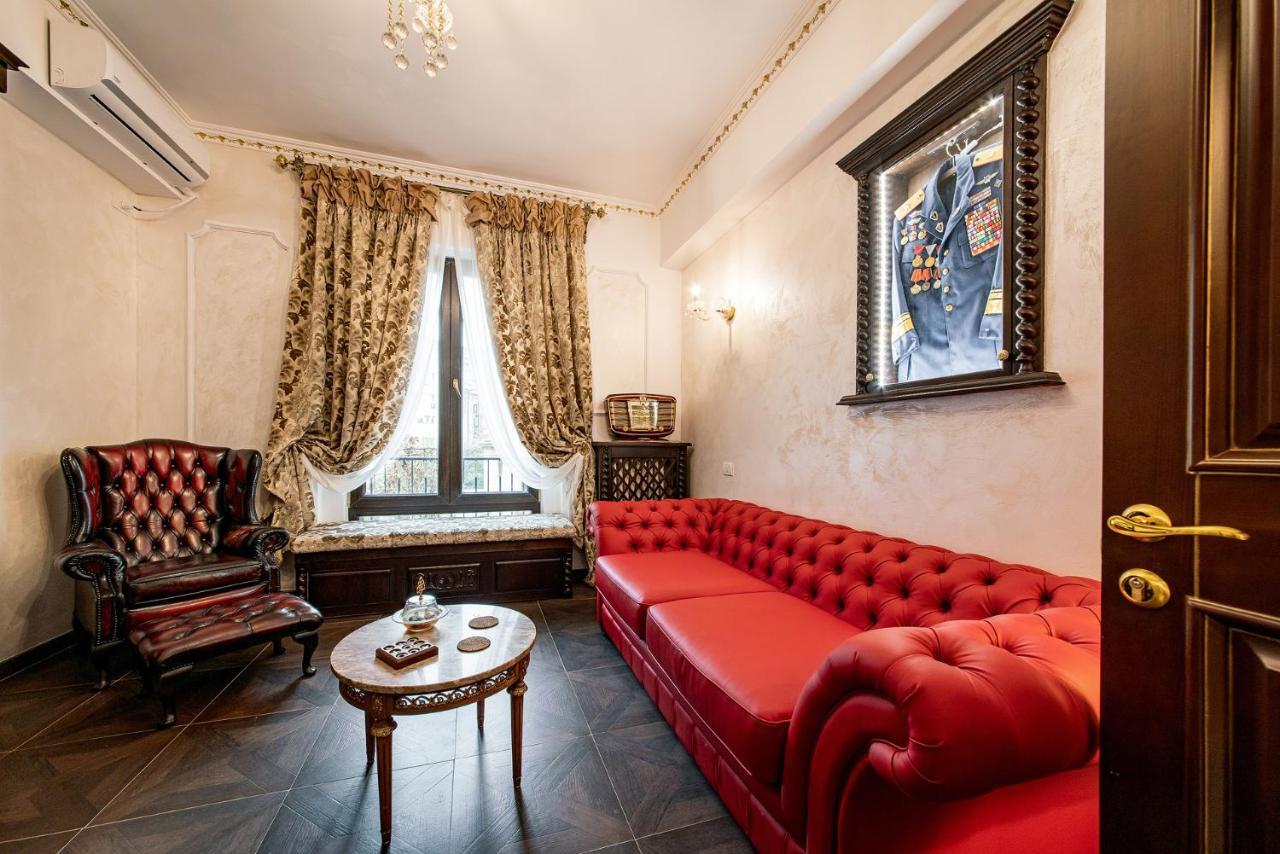 Private Museum Apartment With Antique Decor Bukares Bagian luar foto