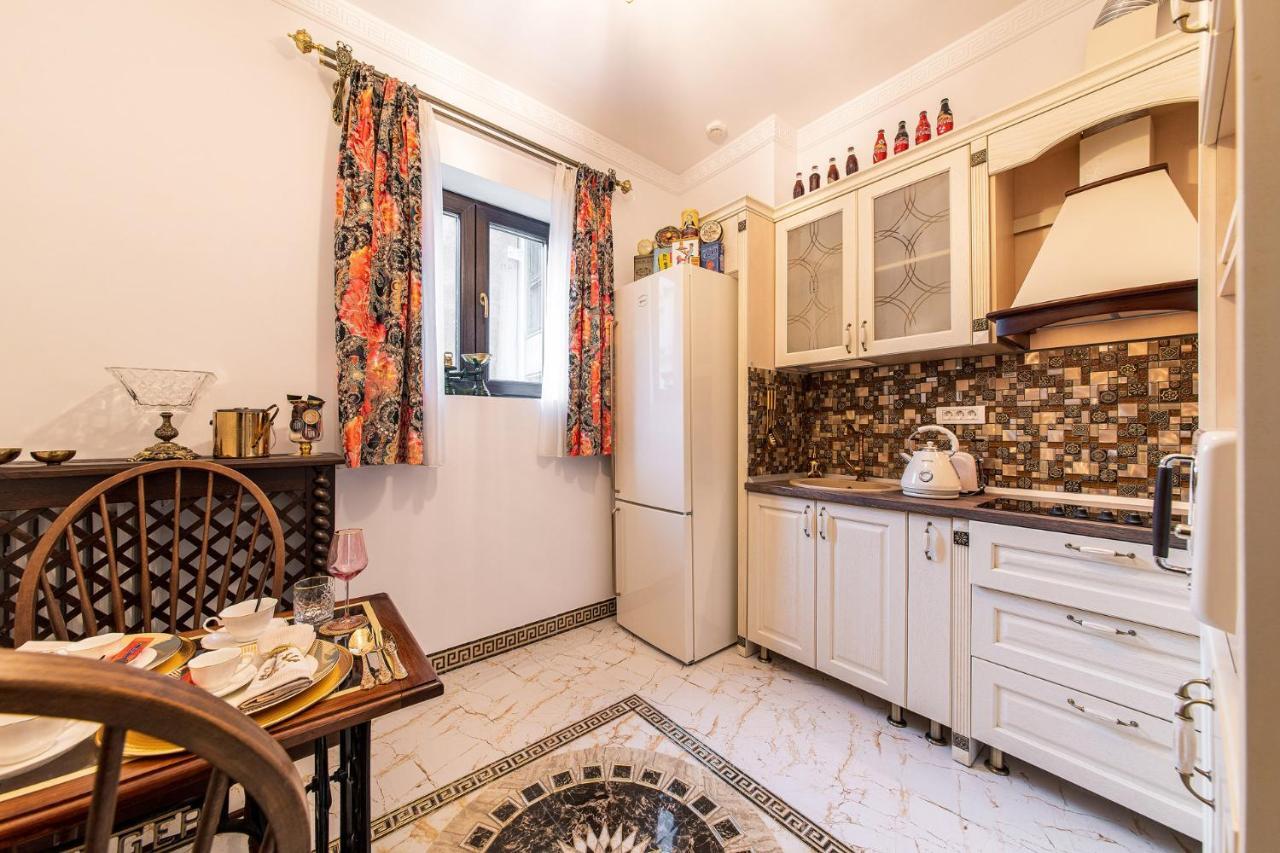 Private Museum Apartment With Antique Decor Bukares Bagian luar foto