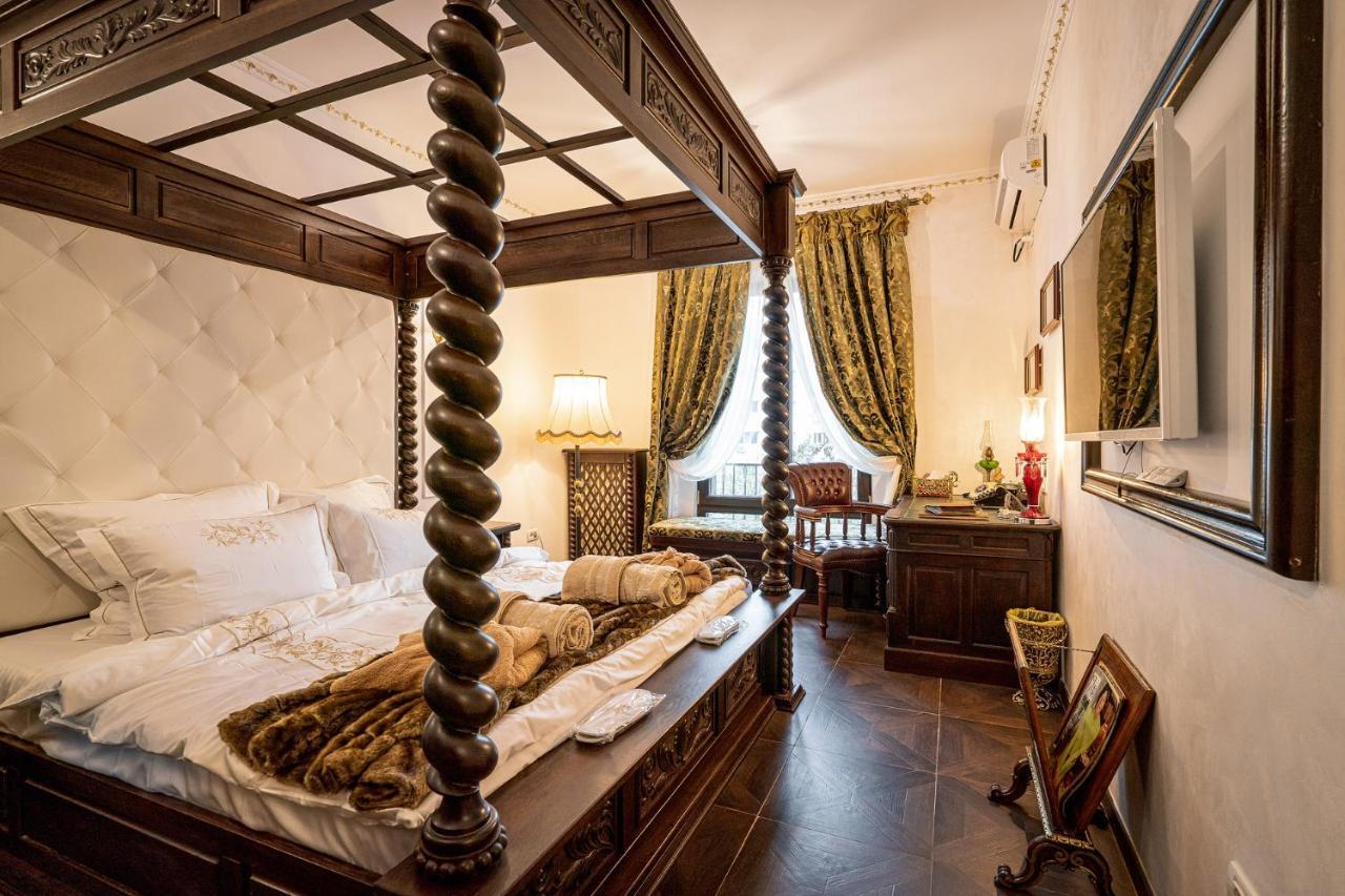 Private Museum Apartment With Antique Decor Bukares Bagian luar foto