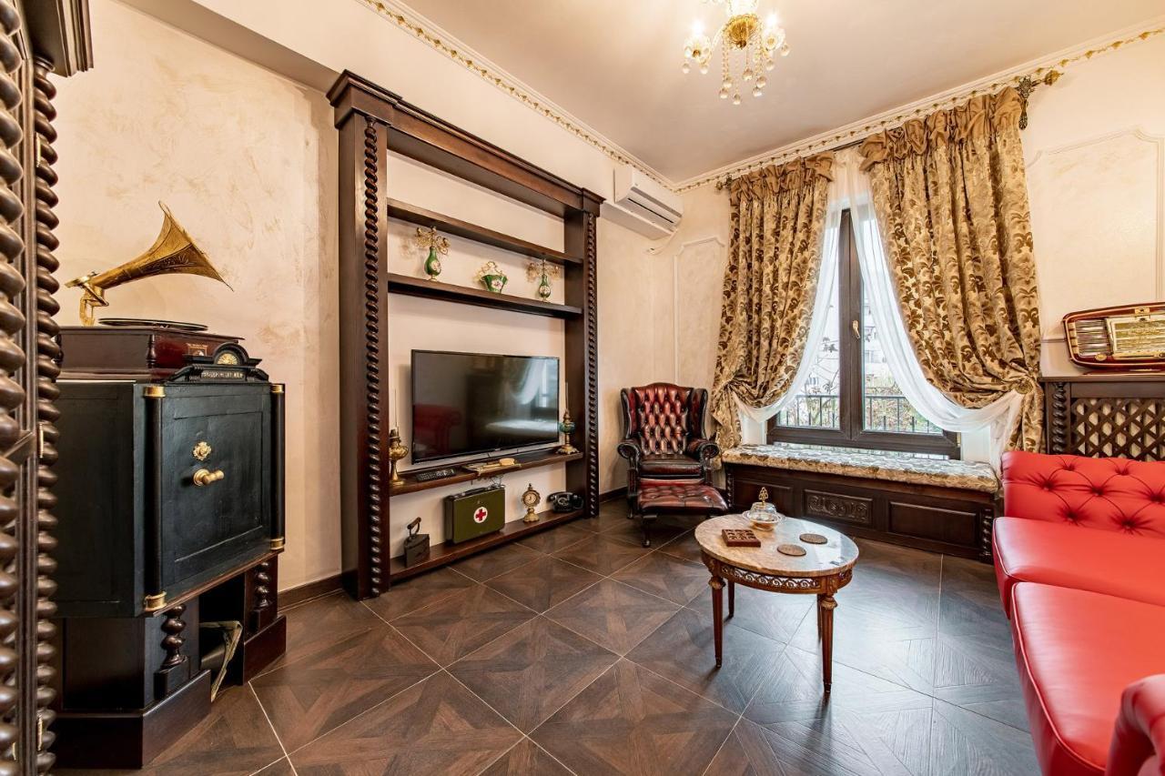 Private Museum Apartment With Antique Decor Bukares Bagian luar foto