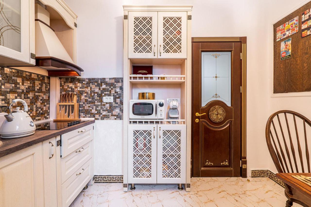 Private Museum Apartment With Antique Decor Bukares Bagian luar foto
