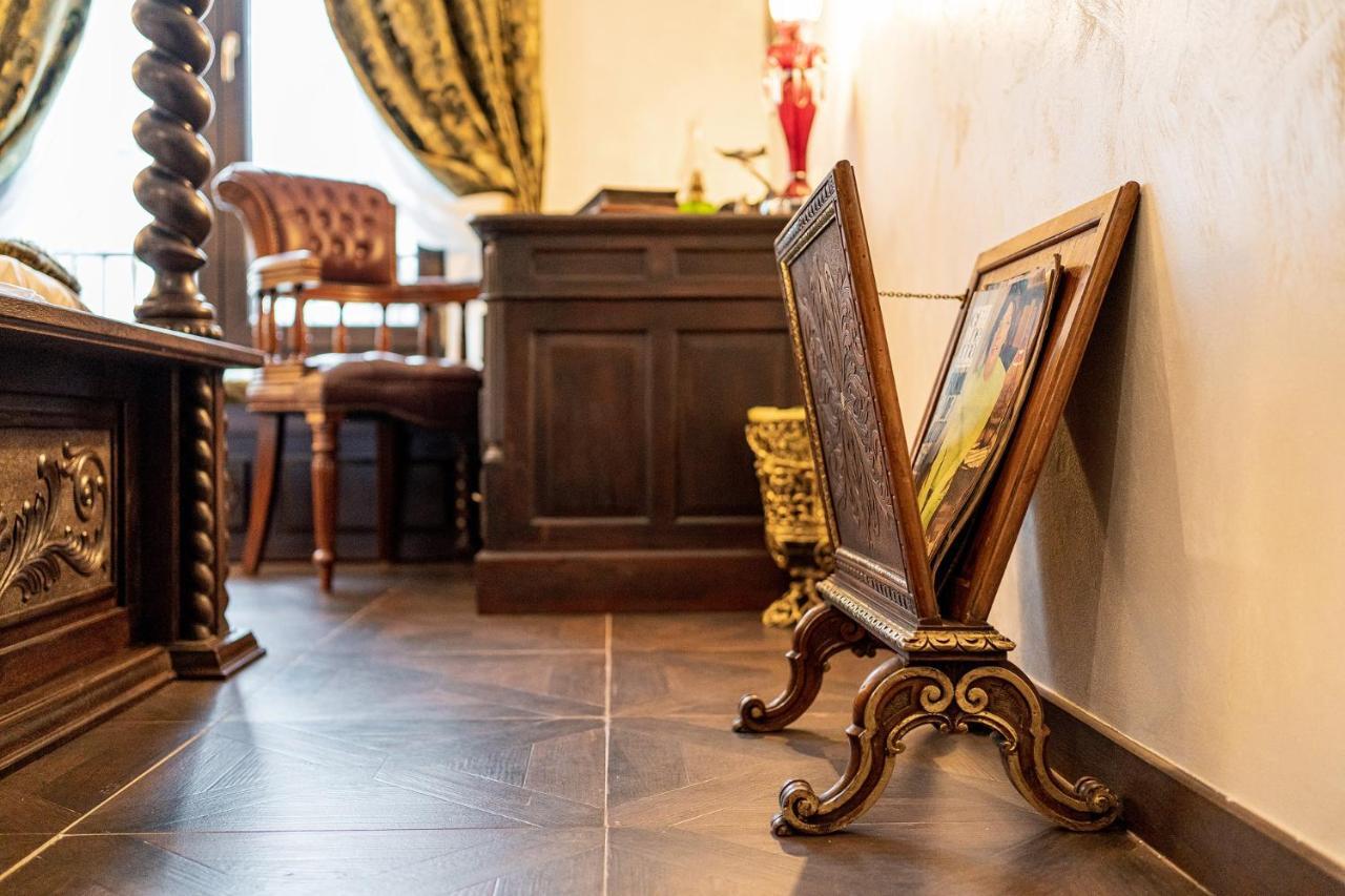 Private Museum Apartment With Antique Decor Bukares Bagian luar foto