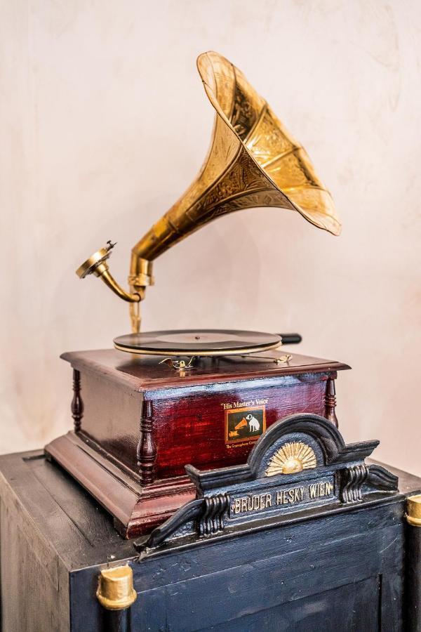 Private Museum Apartment With Antique Decor Bukares Bagian luar foto