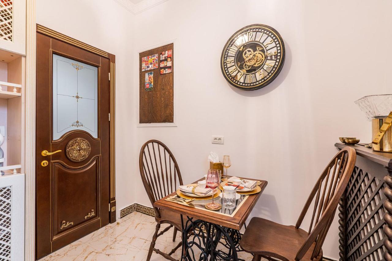 Private Museum Apartment With Antique Decor Bukares Bagian luar foto