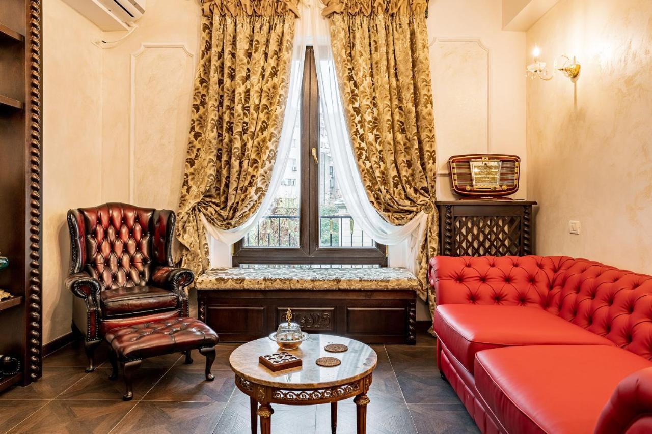 Private Museum Apartment With Antique Decor Bukares Bagian luar foto