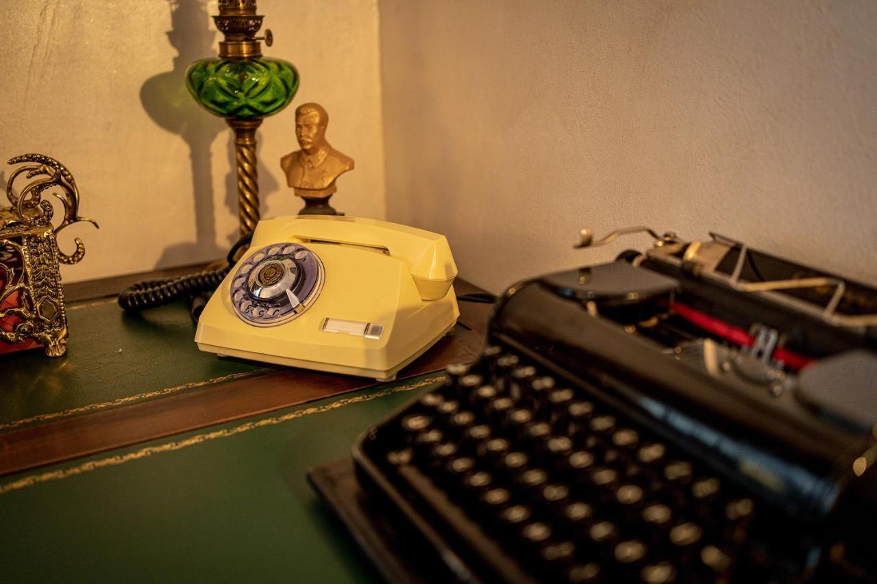 Private Museum Apartment With Antique Decor Bukares Bagian luar foto