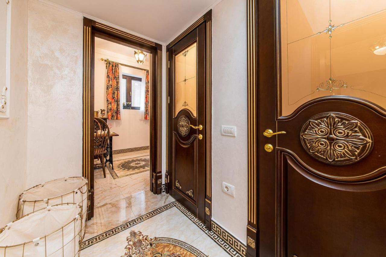 Private Museum Apartment With Antique Decor Bukares Bagian luar foto