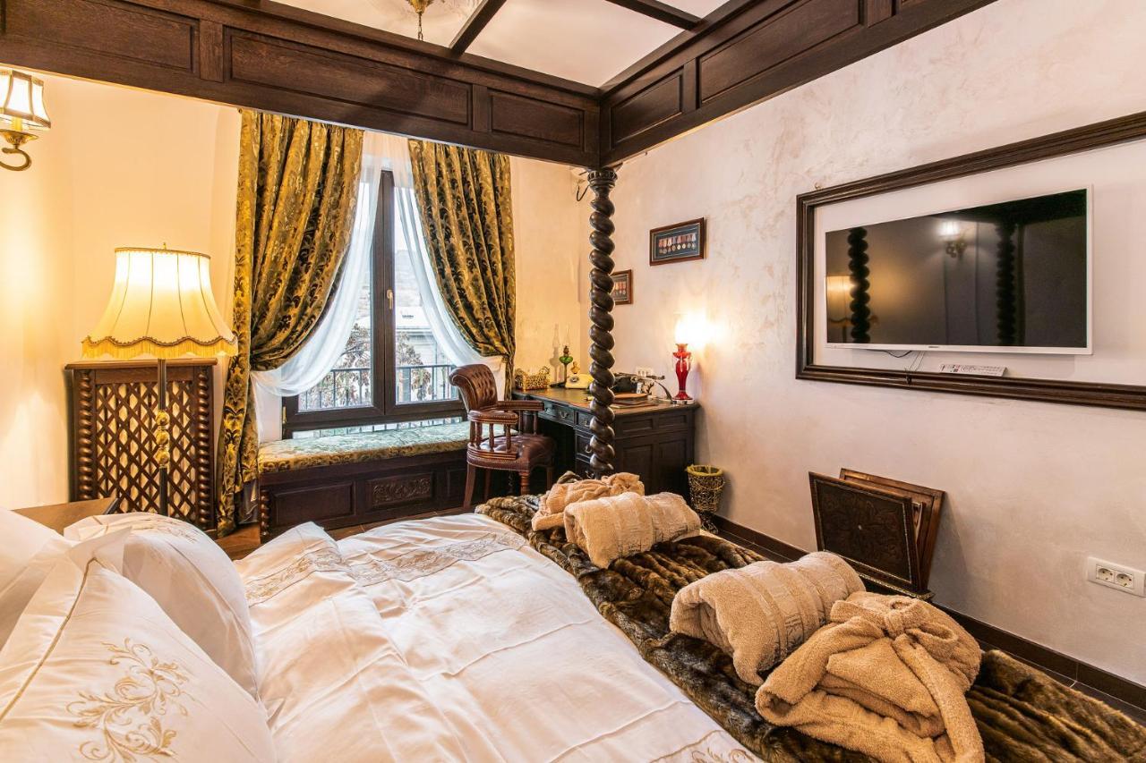 Private Museum Apartment With Antique Decor Bukares Bagian luar foto