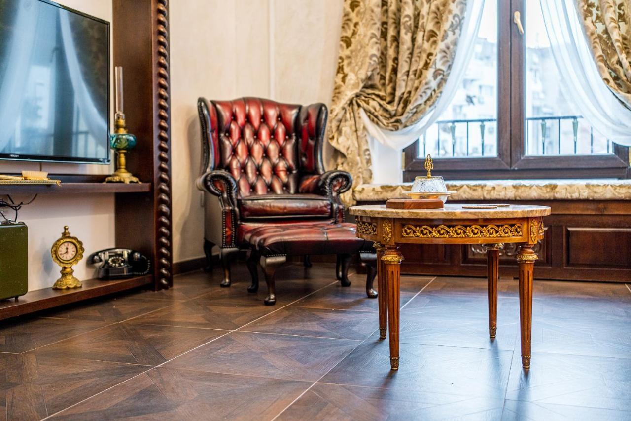 Private Museum Apartment With Antique Decor Bukares Bagian luar foto